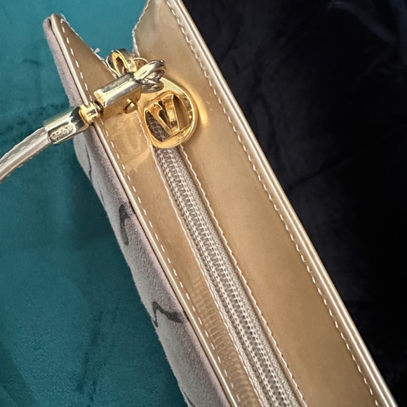 Vintage Valle Verde, tan suede with zebra style stripe in front of clutch bag. - Picture 6 of 6